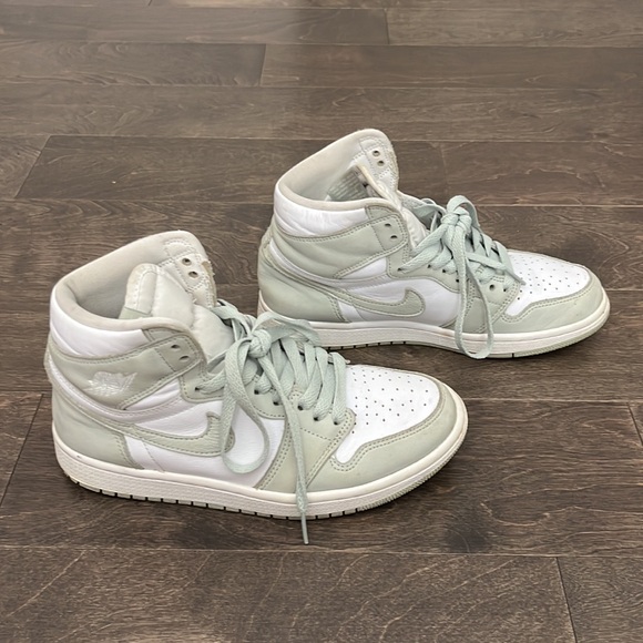 2021 Women’s Air Jordan 1 Retro High OG ‘Seafoam’ - Picture 2 of 4